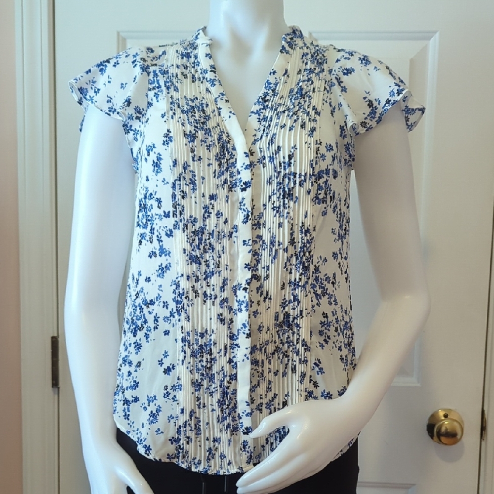 H&M White and Blue Floral Ruffled Button Up Top Women's Size 2